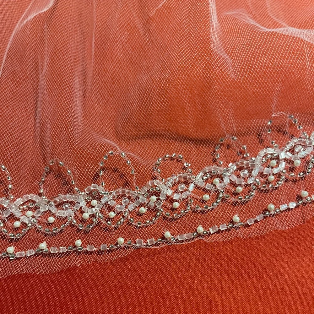 David's Bridal White Single-Tier Bridal Veil with Scalloped Lace Edge - Picture 4 of 6